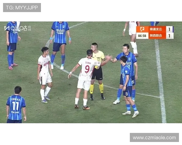 巴拉多利德球员防守时亲吻对手 引发对方挥拳反击染红牌